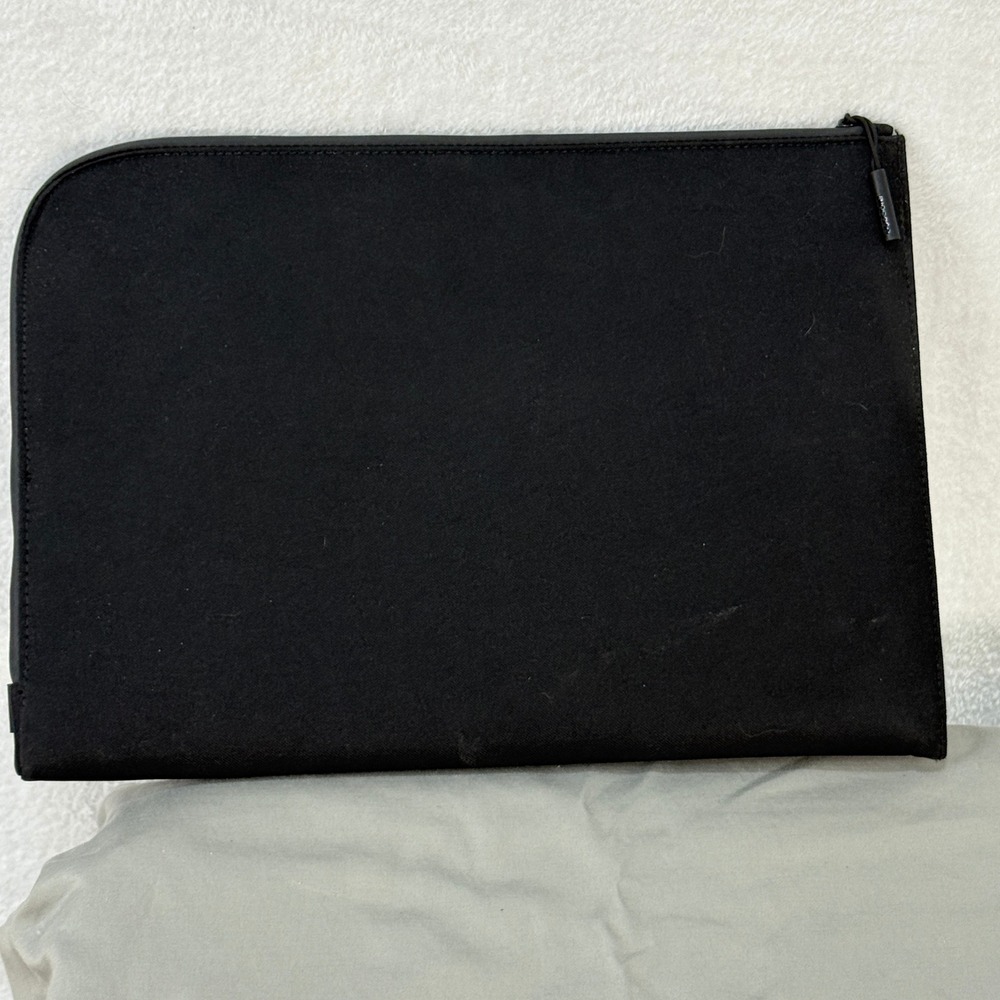 Incase Laptop Sleeve 17" Black Minimalist Tech Protective Case